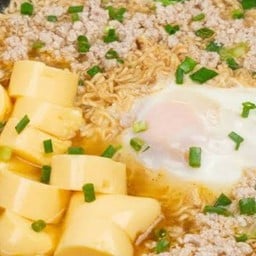 ต้มมาม่าให้(หมูสับซองเหลือง)(มีน้ำซุป+เครื่องปรุง)