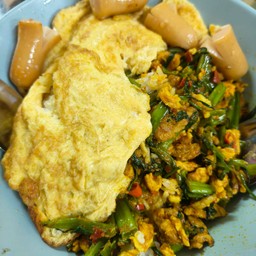 ข้าวหน้าผัดพริกแกงใต้อกไก่ใส่ผักบุ้งจีน+ไข่เจียว+ไส้กรอกทอด