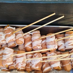 ไส้กรอกหนังกรอบพันสามชั้น