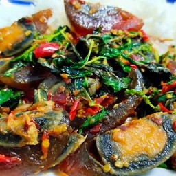 กะเพราไข่เยี่ยวม้า