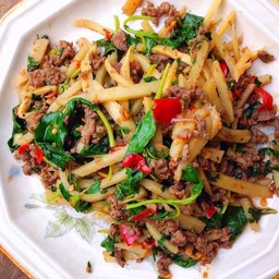 กะเพราเนื้อสับ/เนื้อชิ้น  ราดข้าว