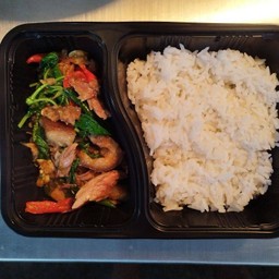 ข้าวกะเพราขาหมู