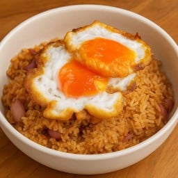 (เมนูฮิต) ข้าวคลุกหอมแดง ไข่ดาวกรอบ 2 ใบ