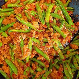 หมูสับผัดพริกแกง