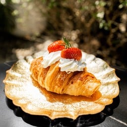 ครัวซองต์สตรอว์เบอร์รี