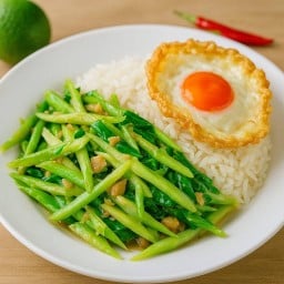 ข้าวราดผัดผักคะน้าปลาเค็ม