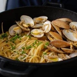 สปาเก็ตตี้หอยลายผัดเนยกระเทียม