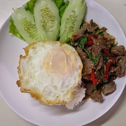 ผัดกระเพราเนื้อชิ้น ไข่ดาว ราดข้าว