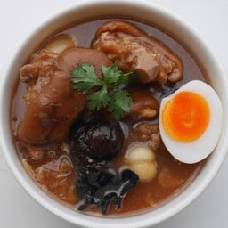 ข้าวขาหมูต้มกระเทียม + ไข่ต้ม แถมฟรีเครื่องดื่ม