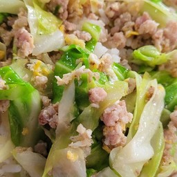 ข้าวหมูสับผัดกะหล่ำ (ราดข้าว)