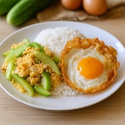 ข้าวราดแตงกวาผัดไข่