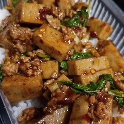 ข้าวราดกระเพราหมูยอหมูสับ