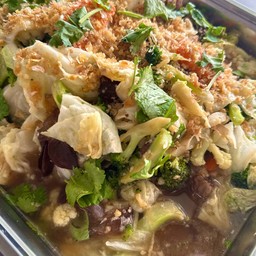 ผัดผักรวมราดข้าว