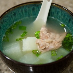Pork boneซุปกระดูกหมูใส่หัวไชเท้า