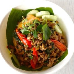 ข้าวกะเพราหมูสับ + ไข่ข้น แถมฟรีเครื่องดื่ม
