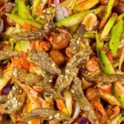 ยำมะม่วง ปลากรอบ