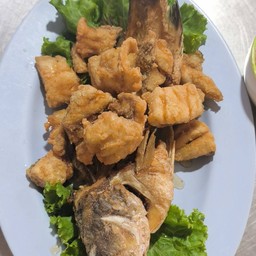 ปลากระพงทอดราดน้ำปลา
