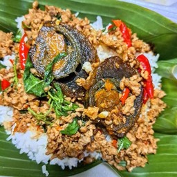 ข้าวกระเพราไก่ไข่เยี่ยวม้า