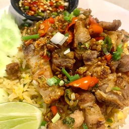 ข้าวผัดหมูกรอบคั่วพริกเกลือ