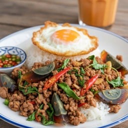 ข้าวกระเพราเนื้อสับ ไข่เยี่ยวม้า