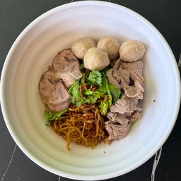 ก๋วยเตี๋ยวแห้งเนื้อลูกชิ้น