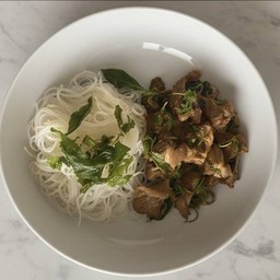 กะเพราหมูตุ๋นรักเส้น