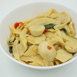 ผัดลูกชิ้นหน่อไม้