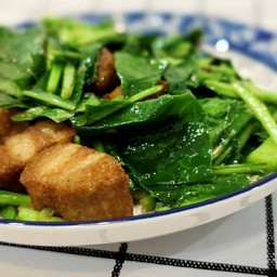 ข้าวราดคะน้าหมูกรอบ