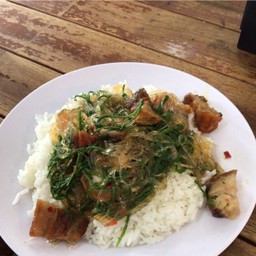 ข้าวราด วุ้นเส้นผัดชะอมหมูกรอบหมูสับ