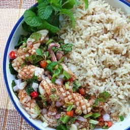 ข้าวหน้าลาบปลาหมึก