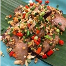 คอหมูคั่วพริกเกลือ