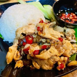 ไก่คั่วพริกเกลือราดข้าว