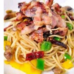 สปาเก็ตตี้ เบคอน กระเทียม พริกแห้ง