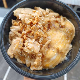 ข้าวไข่ข้น ไก่ชิ้นกระเทียมพริกไทย