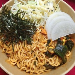 พี่อ๋อ มาม่าเผ็ด ตลาดมหาชัยไนท์ต้นสน