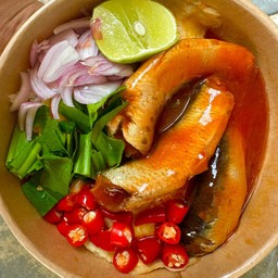 ข้าวยำปลากระป๋องไข่ข้น