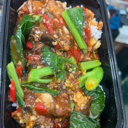 คะน้าปลากระป๋อง  ราดข้าว