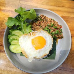 ข้าวกะเพรา หมูสับ + ไข่ดาว