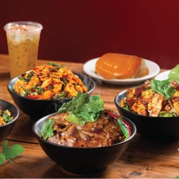 กะเพราคุณจันทร์ X ปังหน้าบาน ถนนร่มเกล้า