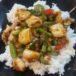 ผัดพริกแกงปลาหมึกราดข้าว