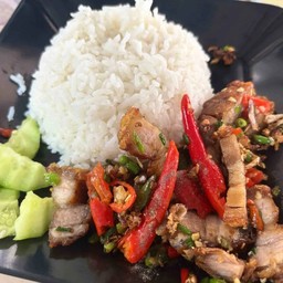 หมูกรอบคั่วพริกเกลือราดข้าว