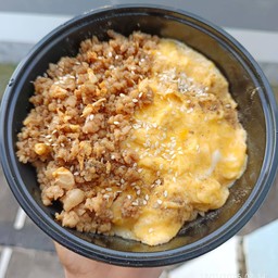 ข้าวไข่ข้น ไก่สับกระเทียมพริกไทย