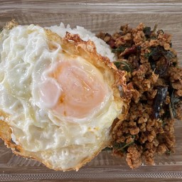 กะเพราหมูพริกแห้งไข่ดาว