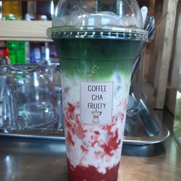 สตอเบอร์รี่นมสดชาเขียวเย็น