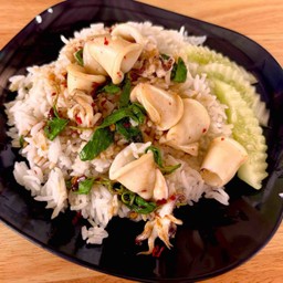 กะเพราปลาหมึกราดข้าว