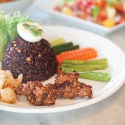 ข้าวผัดน้ำพริกหนุ่มหมูทอดงาขาว