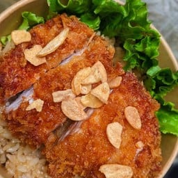 ข้าวผัดกระเทียมไก่ทอดทงคัตสึ