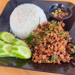 กะเพราหมูสับราดข้าว