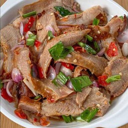 ยำคอหมูย่าง