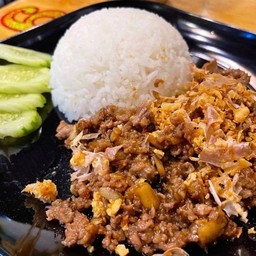 เนื้อกระเทียมราดข้าว